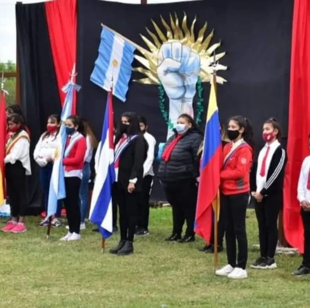 ¿Se viene el chavismo? Alumnos juraron lealtad a una bandera que no es la argentina