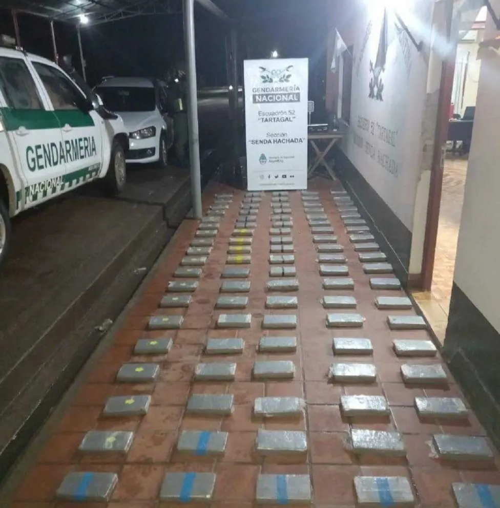 Gendarmes detuvieron a un hombre que iba a Embarcación; llevaba una caja con "sorpresas"