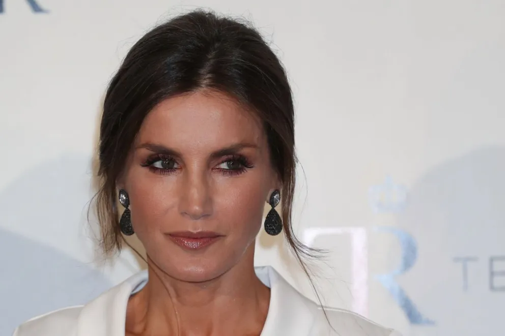 La reina Letizia impresiona en la noche de premios con elegante vestido blanco y zapatos metalizados