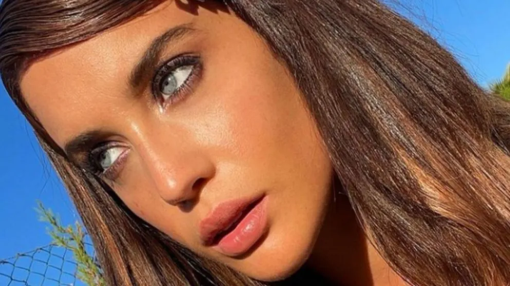 María Pedraza se fotografió mientras se bronceaba con este diminuto bikinazo negro