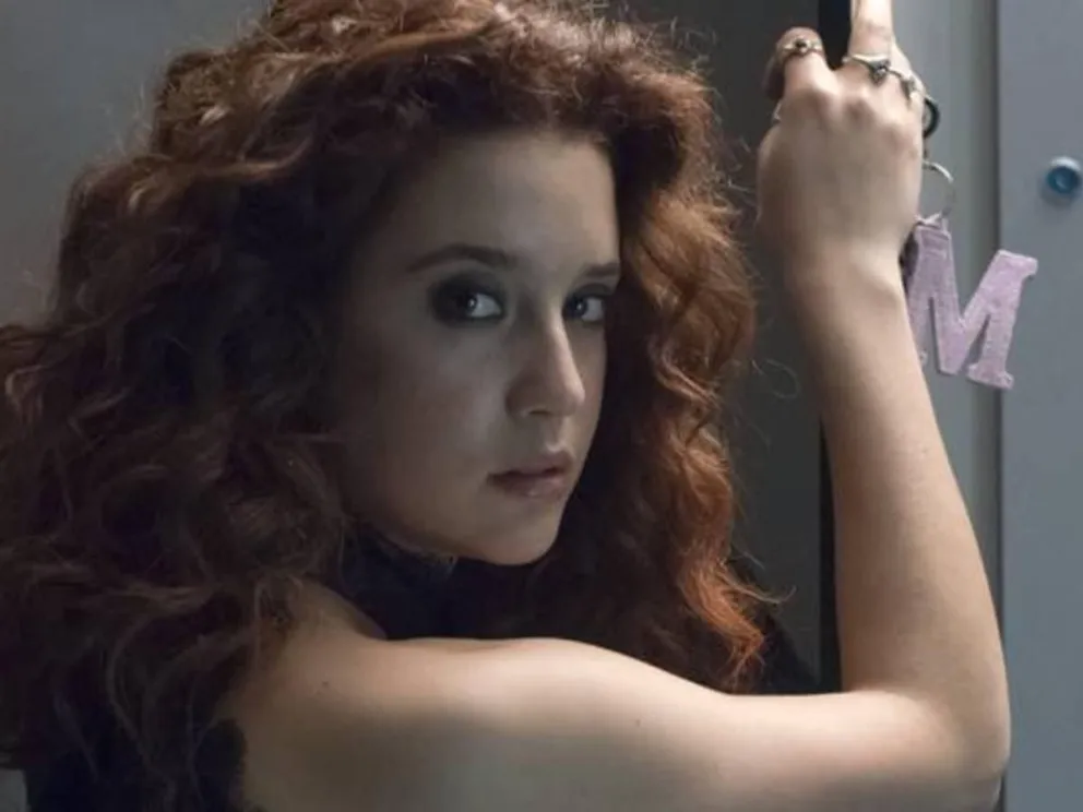 María Pedraza fue fotografiada por paparazzis en bikini y este es el verdadero tamaño de su retaguardia
