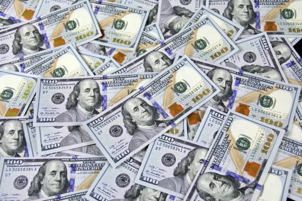 Economía caliente: se disparó el precio del Dólar Blue y se fue arriba "como pedo de buzo"