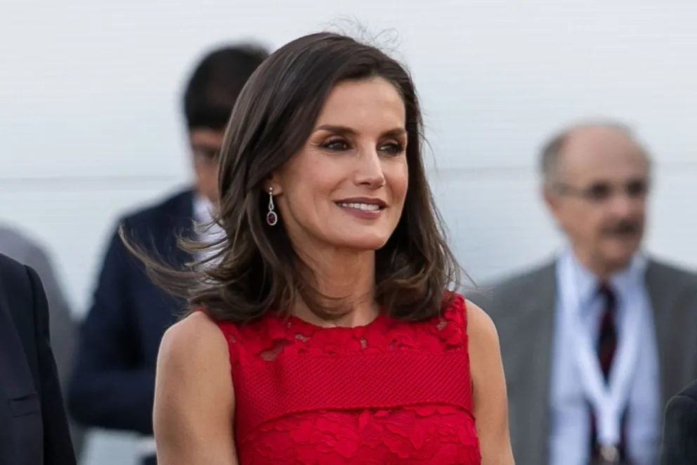 Blusas de flores y alpargatas: El nuevo look rejuvenecedor de la reina Letizia que querrán copiar todas las influencers