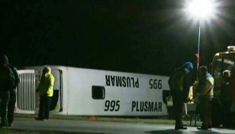Siniestro vial: volcó un micro de pasajeros y el saldo es luctuoso