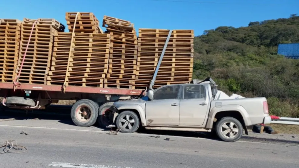 Martes negro en Salta: conductor murió luego de quedar incrustado abajo de un camión