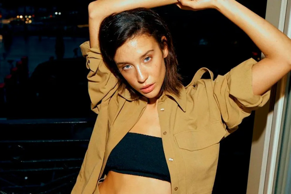 María Pedraza se fotografió en mini short frente al espejo con esta atrevida pose