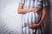 Una mujer embarazada fue diagnosticada con COVID-19 y lo que hizo al día siguiente le puede costar la cárcel