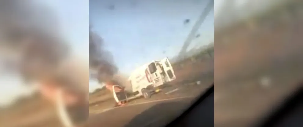|URGENTE| Se incendió una camioneta que transportaba vacunas y medicamentos hacia un hospital del interior