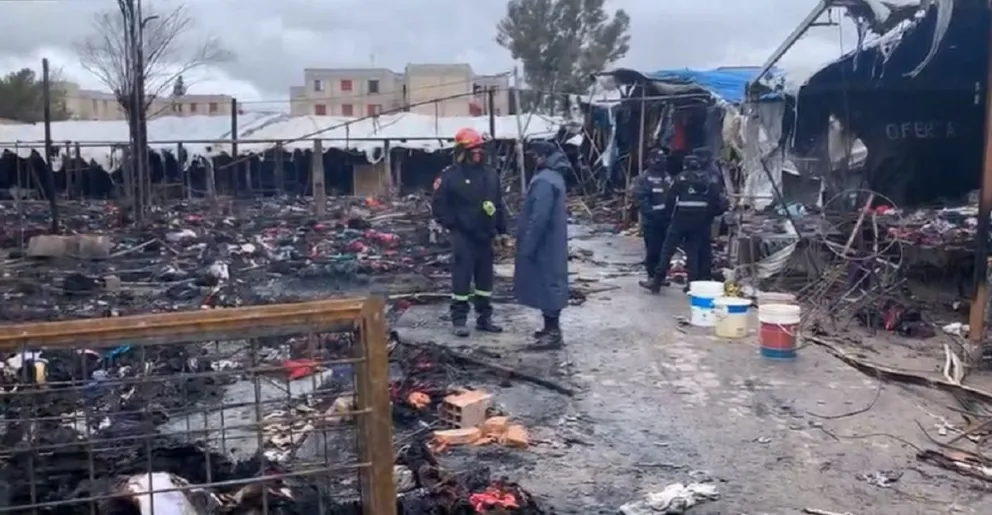 Dolor en los feriantes de La Bora tras el incendio: "Estamos sobre las cenizas de lo que era el pan de nuestros hijos"