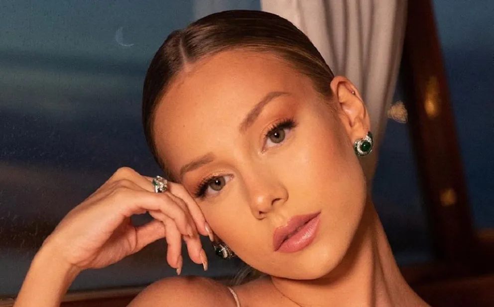 Ester Expósito se grabó usando un diminuto top negro, que le hizo resaltar su silueta de diosa