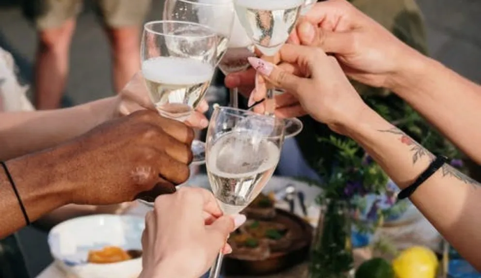 Gastronómicos celebran poder abrir sus puertas hasta las dos de la mañana