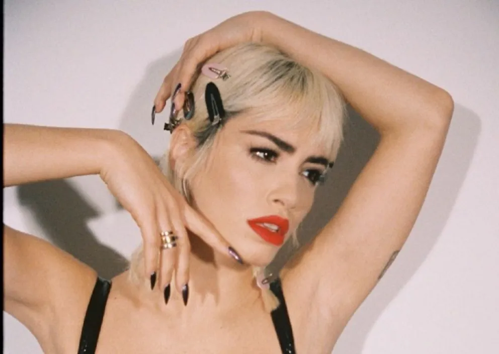 Lali Espósito prendió fuego a las redes al posar en topples desde la pileta