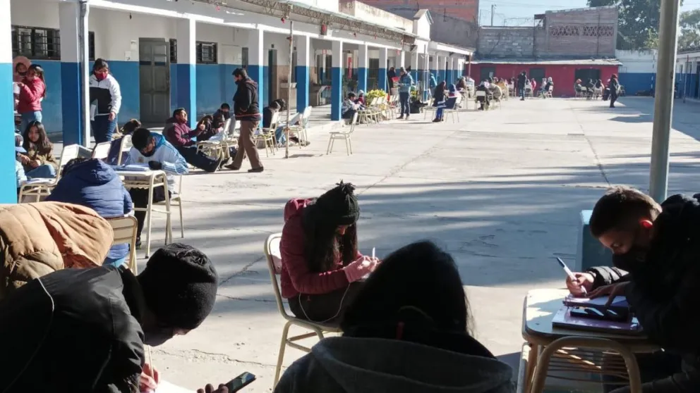 Insólita postal: a falta de calefacción, así dictan las clases en un conocido Colegio salteño