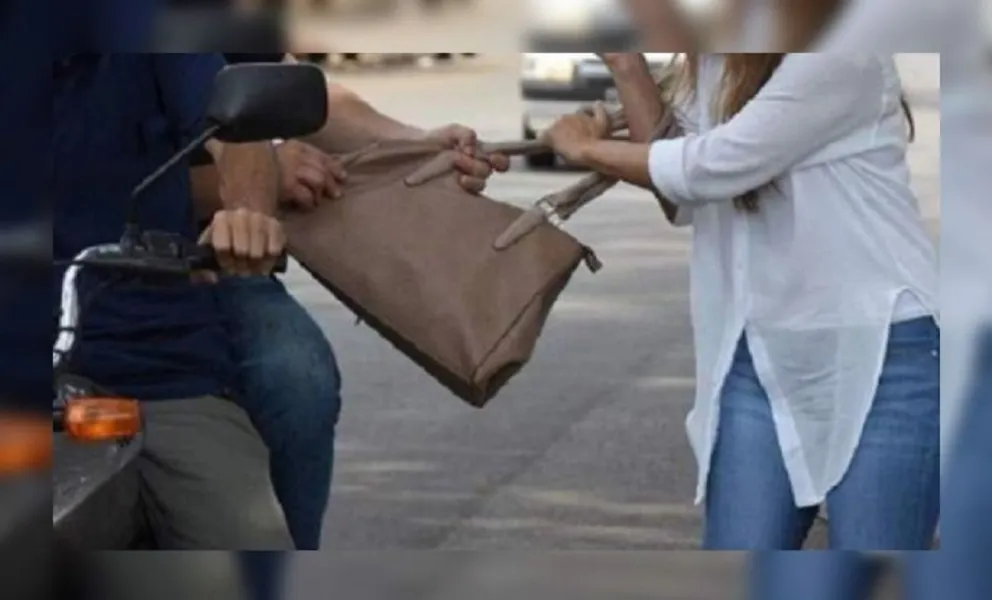 Motochorro intentó robarle a una mujer, y recibió un tiro en la cabeza