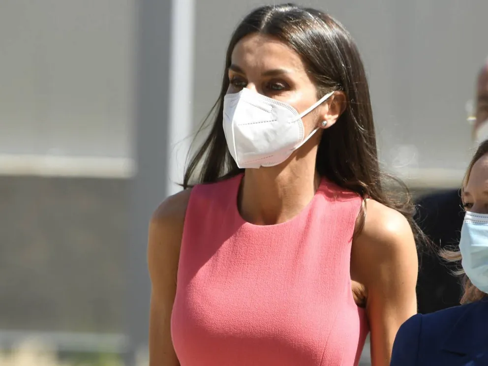 La Reina Letizia deslumbra en Barcelona con un ajustado vestido 