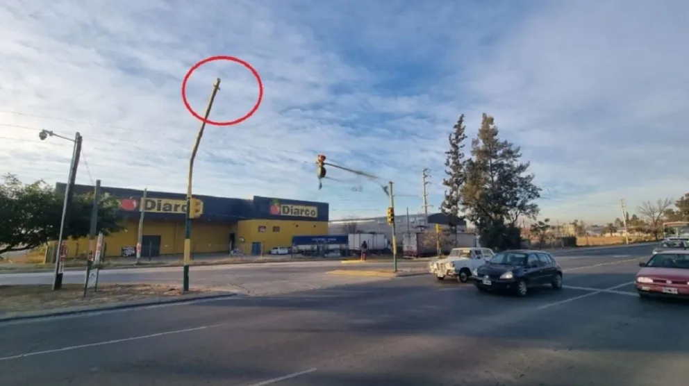 "¡Se lo llevó puesto!": camionero no vio un semáforo y lo arrancó como pocoto