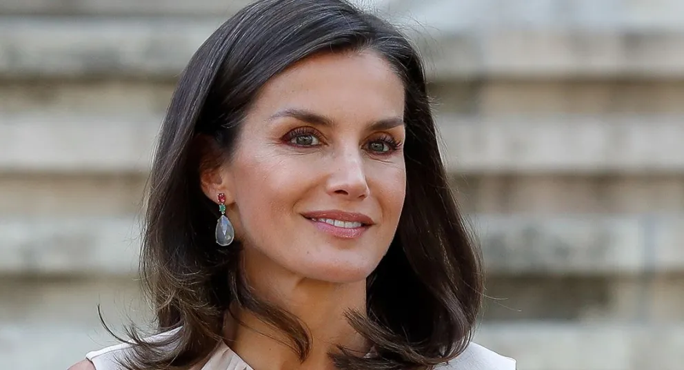 La Reina Letizia despide la semana con su atuendo más alegre y colorido del año