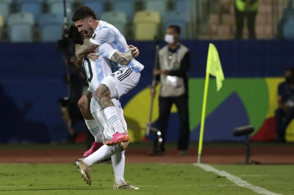 De tiro libre, Lionel Messi, marca el 3 a 0 para Argentina que está a un paso de la clasificación