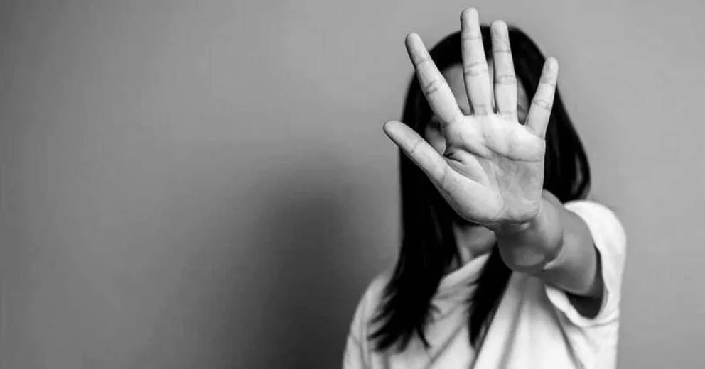 Violencia de género: una mujer se tiró de un auto con su bebé en brazos