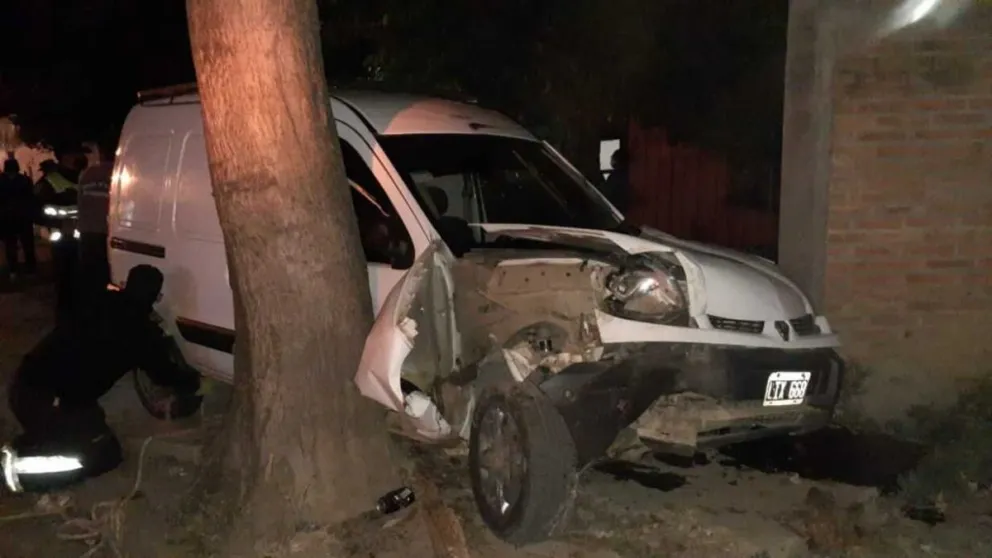 Solo en Orán: borracho robó una camioneta y protagonizó un choque insólito