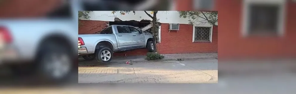 Lunes accidentado: se compró una camioneta 0 km y a las pocas cuadras terminó incrustado en una casa