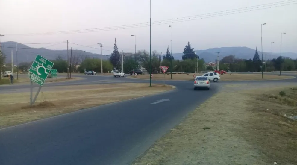 Fuerte accidente en Avenida Bolivia: un automóvil chocó contra el guardarraíl