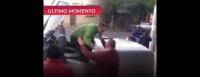|HAY VIDEO| Desesperación: volcó una camioneta en pleno centro salteño y vecinos rescataron al conductor