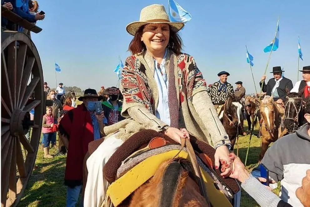 Patricia Bullrich se calza el poncho y llega a Salta al galope