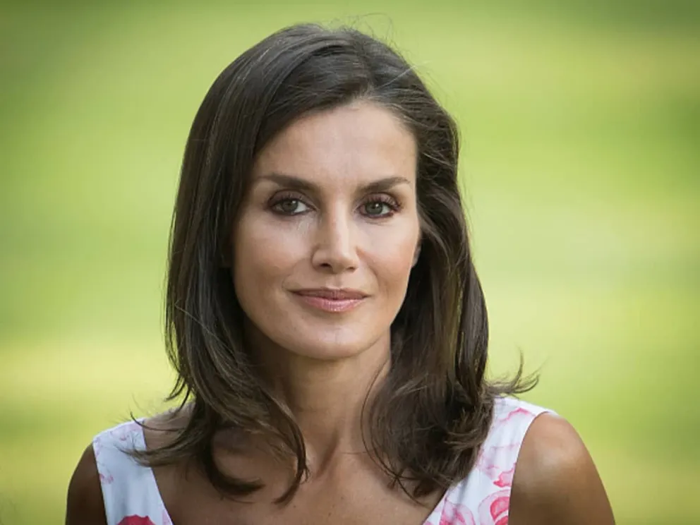 Reina Letizia estrena una estilosa blusa blanca sostenible en la inauguración de Arco 