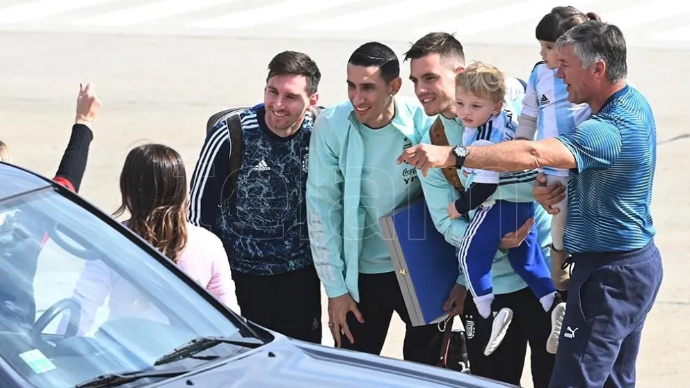LLegada de algunos jugadores a Rosario. Fotos Télam, gentileza José Granata