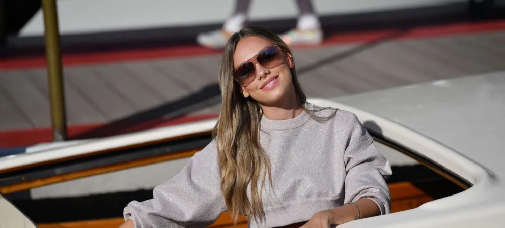 Ester Expósito volvió a la soltería con esta noche alocada de tragos y bailes
