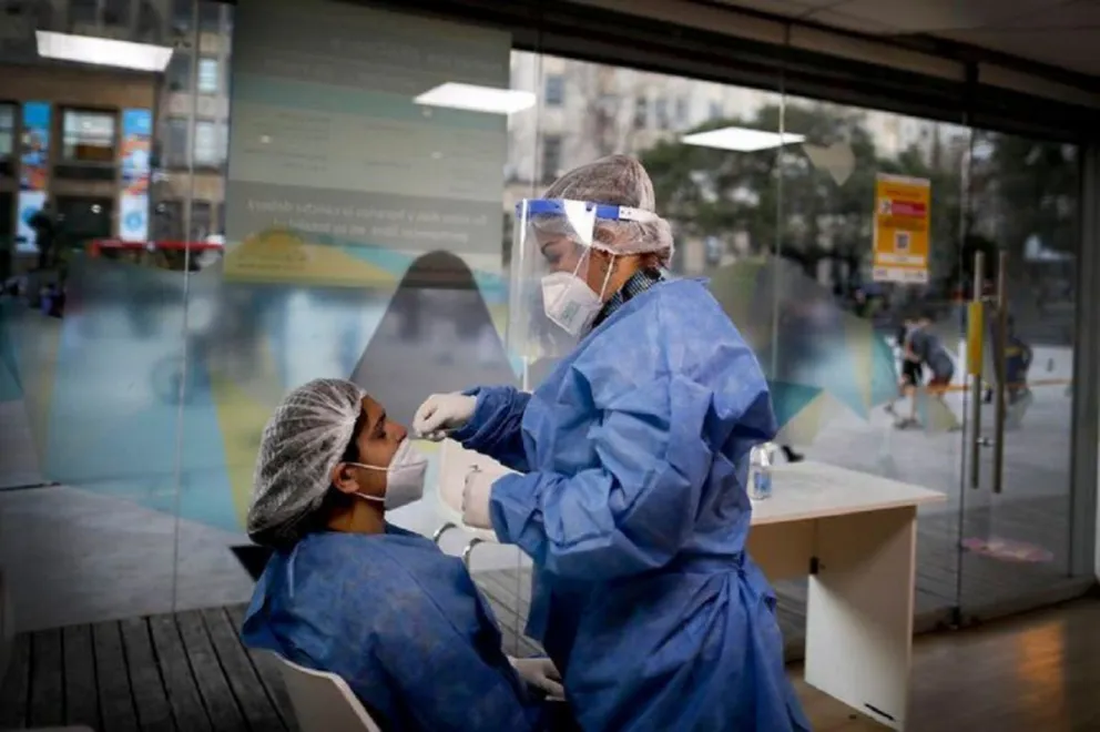Coronavirus en Argentina: baja levemente la cantidad de casos, pero las muertes no dan tregua