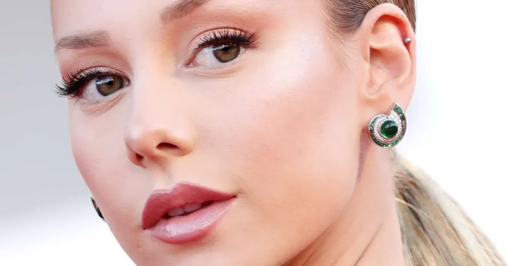 Ester Expósito posó al estilo de Scarlett Johansoon y el parecido entre estas dos actriz es increíble
