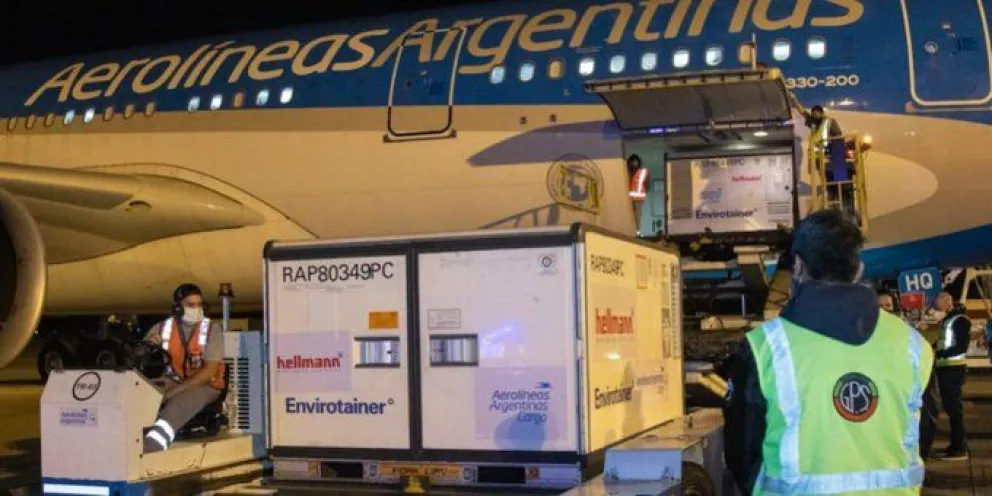 Llegó un nuevo vuelo con 768 mil dosis de Sinopharm