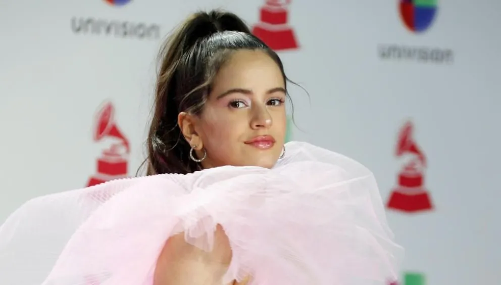 Rosalía dejó a la vista el tamaño real de su cintura tras posar con esta diminuta prenda