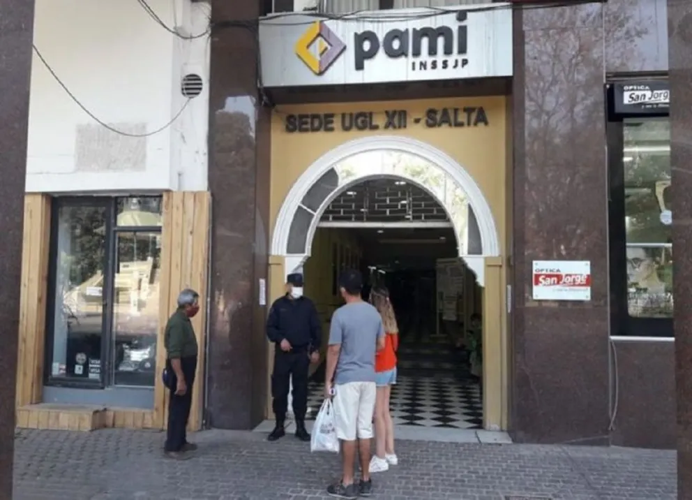 Imágenes que duelen: una salteña se descompensó mientras esperaba a ser atendida en PAMI