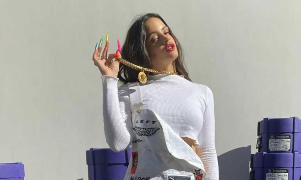Rosalía dejó atónitos a sus seguidores tras modelar con este ajustado y diminuto vestido de animal print
