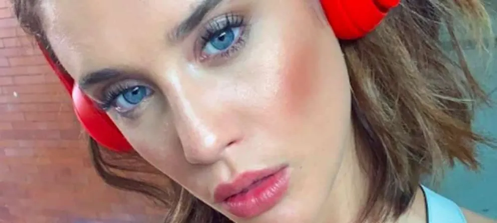 María Pedraza modeló con este diminuto y sensual bikini negrito en la playa 