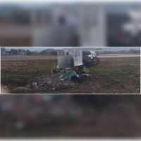 |HAY FOTOS| Con un carro del SENASA, un hombre es captado infraganti arrojando basura en plena autopista