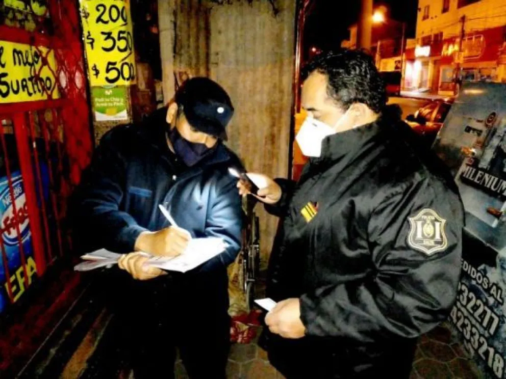 La Policía clausuró once fiestas clandestinas y labró más de 200 actas por infracciones 