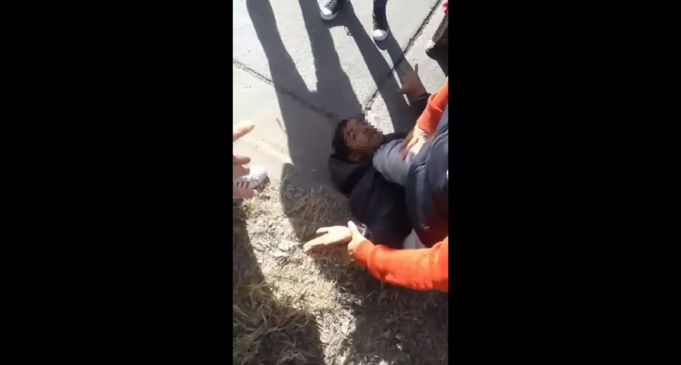 |TERRIBLE VIDEO| "Mañana te robo todo": lincharon a un delincuente salteño y este los amenazó a todos