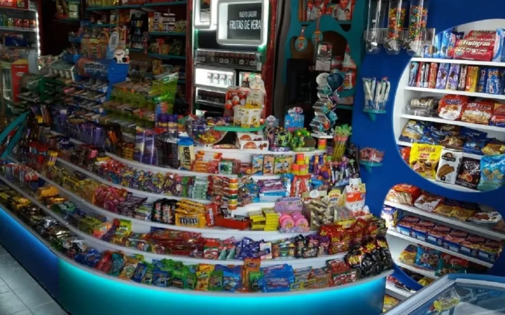 Violento asalto en un drugstore: el delincuente se llevó hasta las cervezas