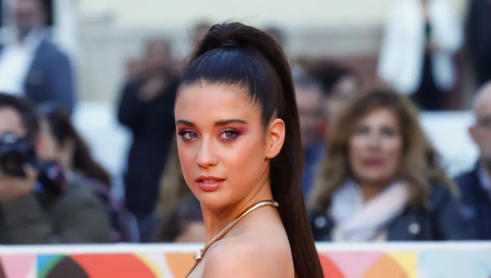 María Pedraza resalta sus curvas tras modelar en la playa sin nada arriba