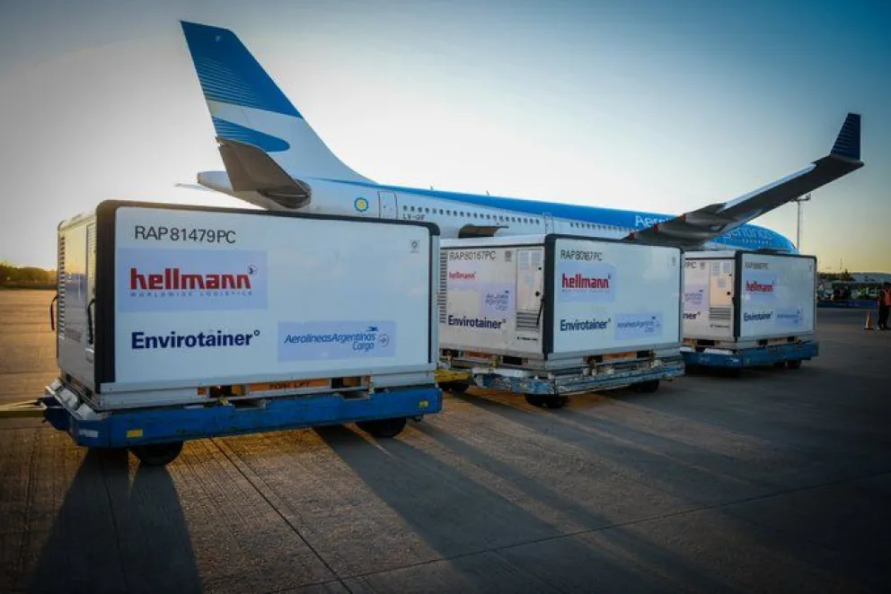 Ya salió el vuelo número 10 a China en busca de vacunas