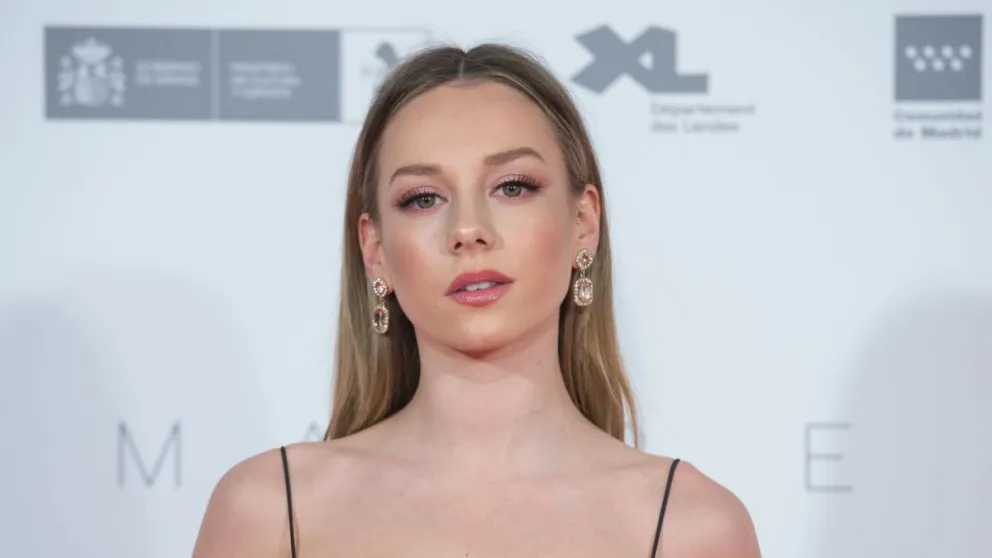 Ester Expósito presume de su cuerpazo con diminuto bikini blanco