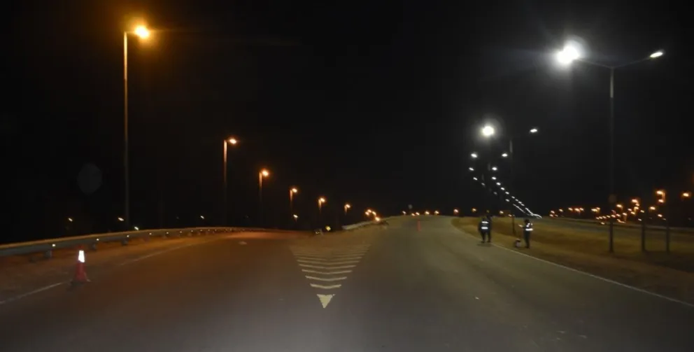 Madrugada trágica en Salta: misterio tras la aparición de un motociclista muerto sobre el asfalto