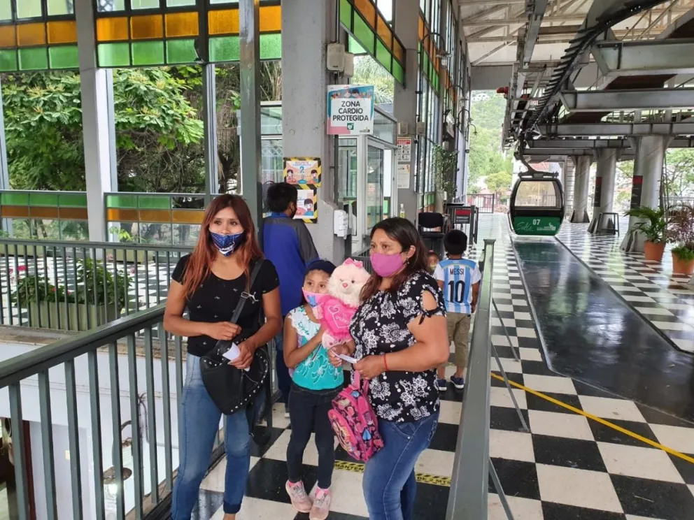 Una familia tuvo el peor día de sus vidas, hasta que un empleado del Teleférico les dio la mejor noticia