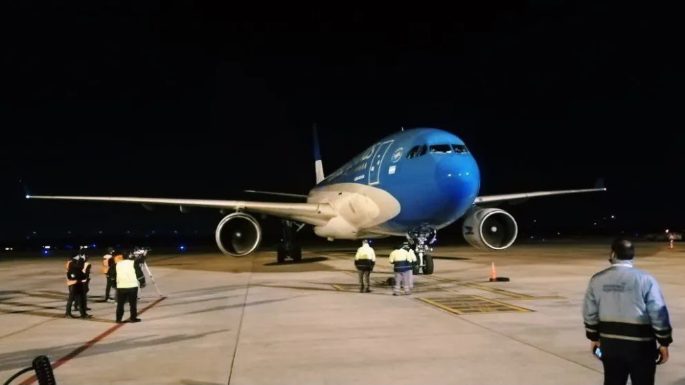 Regresó el último vuelo que partió a China en busca de vacunas Sinopharm